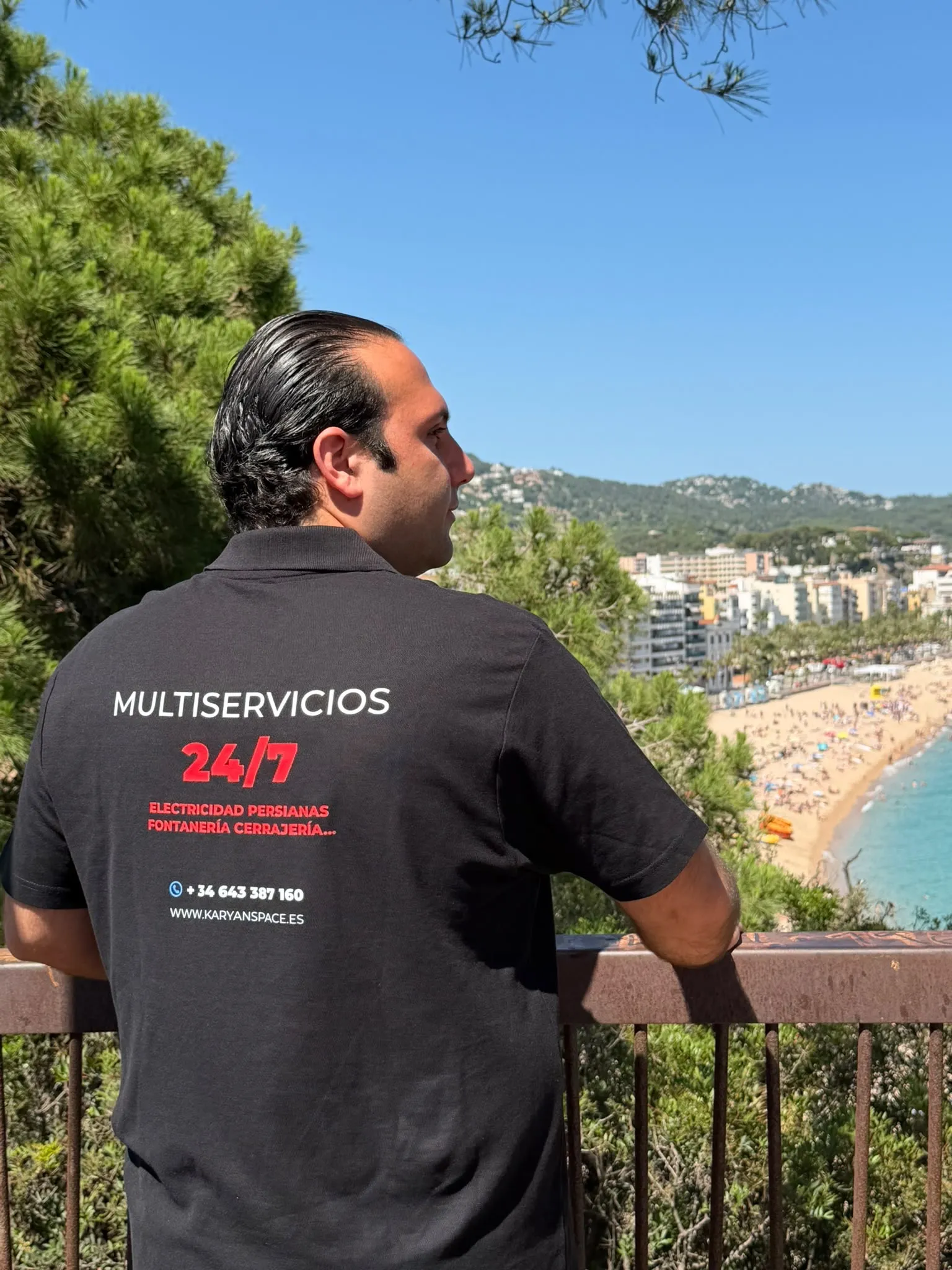 Profesional de KarYan Space con el uniforme de la empresa en Lloret de Mar